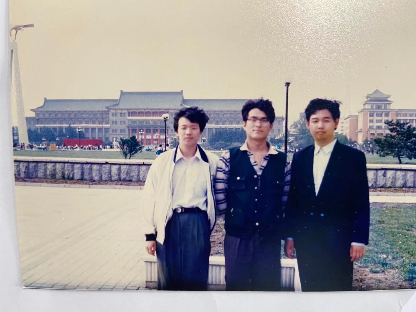 中间是书屋创办者之一张闯，右一是郑军，左一是吉大首届科幻协会会长陈建