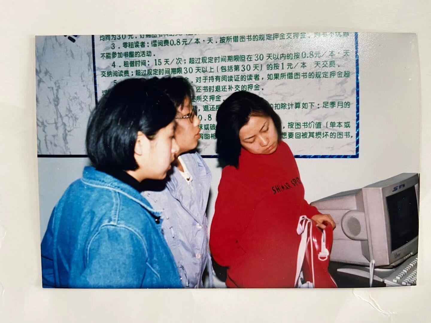 白求恩医科大学（当时）科幻协会会长袁媛（中间）、副会长王琨（左一蓝色外套），红色衣服是社会科幻爱好者孔馨炜